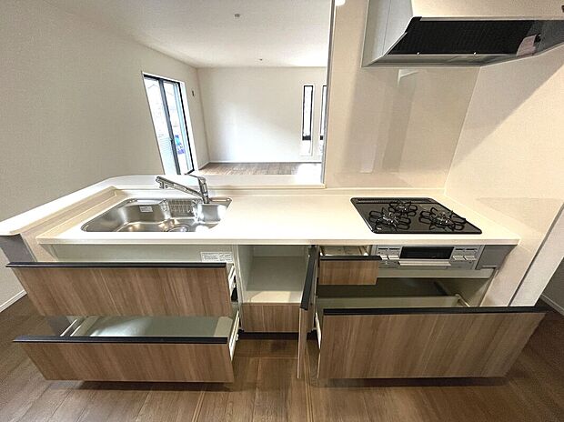 【キッチン】収納豊富なシステムキッチン！木目調でお洒落♪