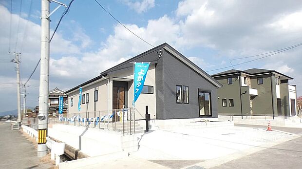 【【7号棟】外観】駐車並列3台可!