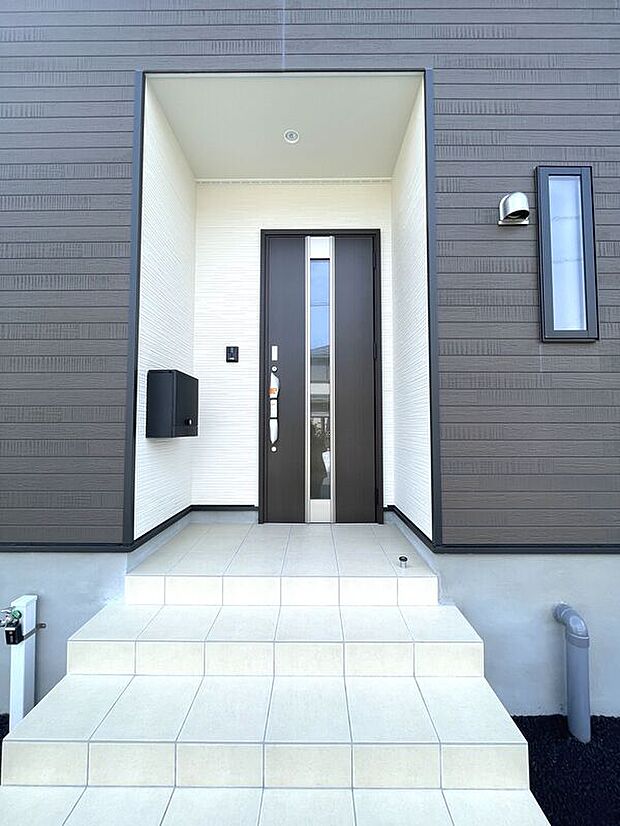 【玄関ポーチ】防犯性の高い玄関ドア！