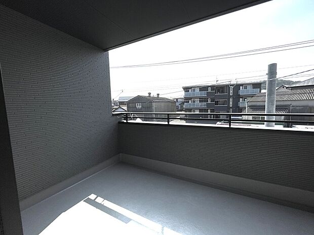 【【20号棟】バルコニー】使い勝手の良い屋根付きバルコニー！南向きで陽当たり良好♪