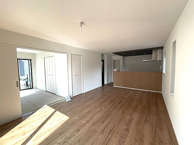 【【4号棟】リビング】LDK広々18.1帖！洋室とつなげてさらに広々24.1帖！