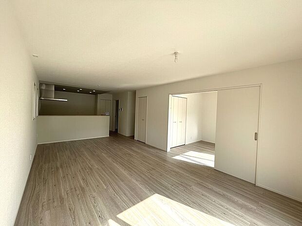 【【20号棟】リビング】LDK広々20.2帖！洋室とつなげてさらに広々24.7帖！