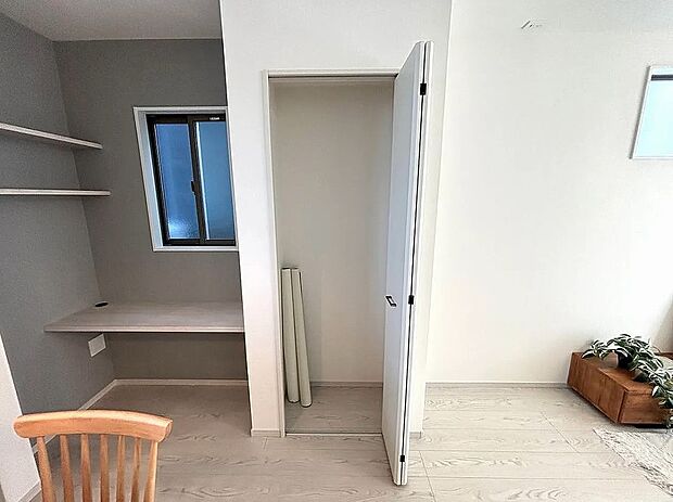 【【2号棟】パントリー+スタディーカウンター】リビングに収納があると助かります！スタディーカウンターは家族共有のワークスペース♪