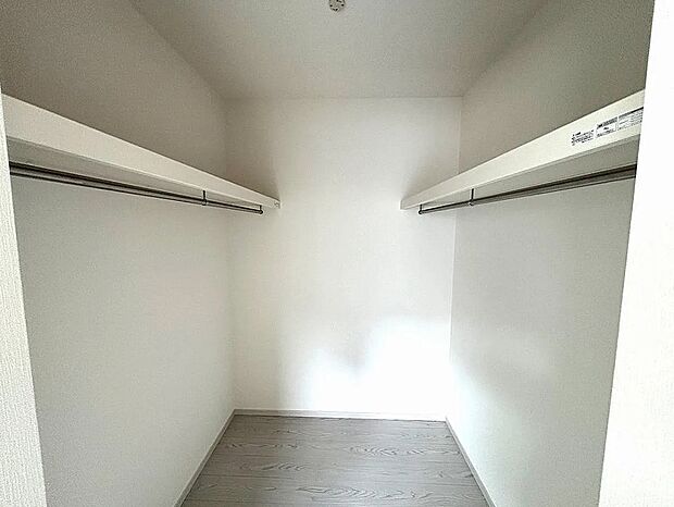 【【2号棟】ウォークインクローゼット】衣類はもちろん、キャリーケースやゴルフバッグなど大きな物も楽々収納できます！