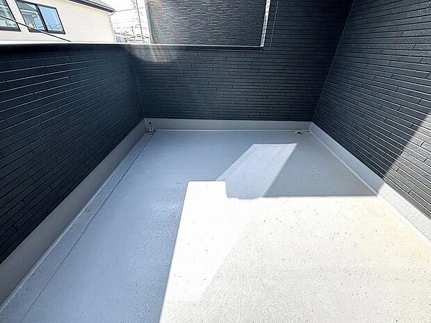 【【1号棟】バルコニー】使い勝手の良い広々バルコニー！