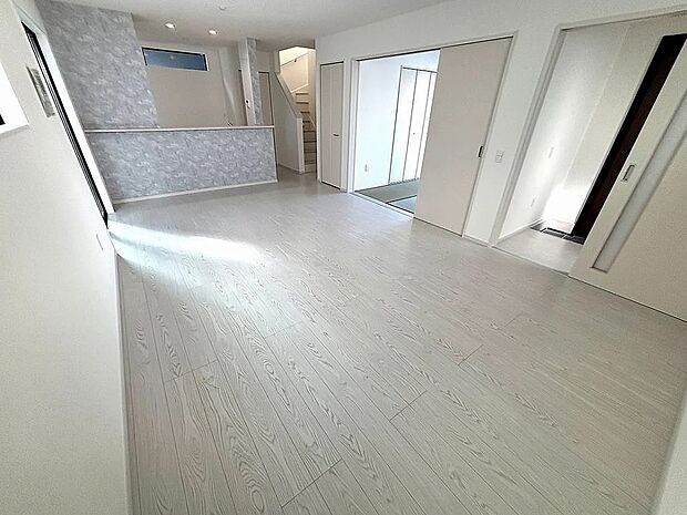 【【1号棟】リビング】LDK広々18.1帖！和室とつなげてさらに広々22.6帖♪