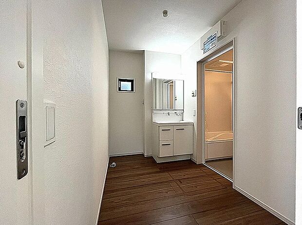 【【2号棟】洗面脱衣室】ゆったりとした洗面脱衣室で朝の混雑時も安心！