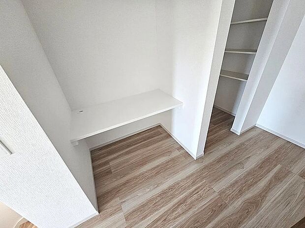 【【1号棟】スタディーカウンター】キッチン横にスタディーカウンター付き！レシピ本や雑誌、パソコンなどを置いたり、家計簿をつけたりと、思いのままに過ごせるママ専用のスペース♪