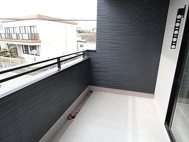 【【1号棟】バルコニー】使い勝手の良い屋根付きバルコニー!