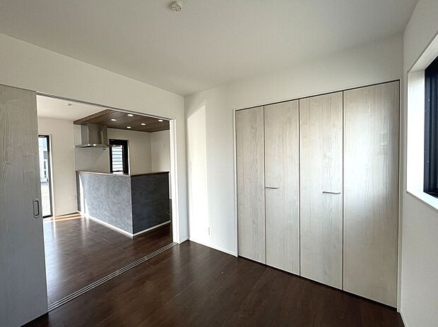 【1階洋室】リビングとつなげて使うこともできます!収納付きで便利♪