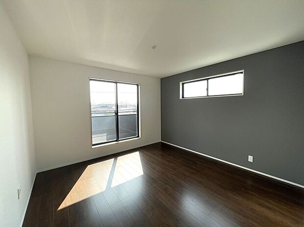 【2階主寝室】主寝室ゆったり9帖!アクセントクロスがお洒落空間を演出♪