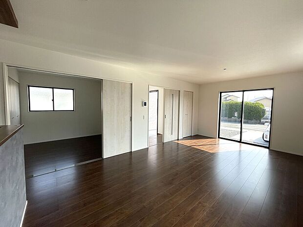 【リビング】南東向きの明るいLDK!