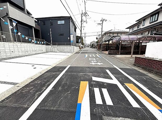 【-】前面道路幅員広々6ｍで車の出し入れ楽々！