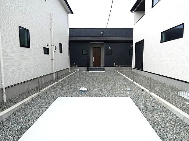 【【2号棟】駐車場】駐車縦列3台可！