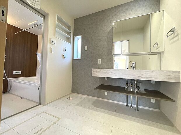 【【2号棟】洗面脱衣室】ゆったりとした洗面脱衣室で朝の混雑時も安心！ホテルライクでお洒落な洗面化粧台♪