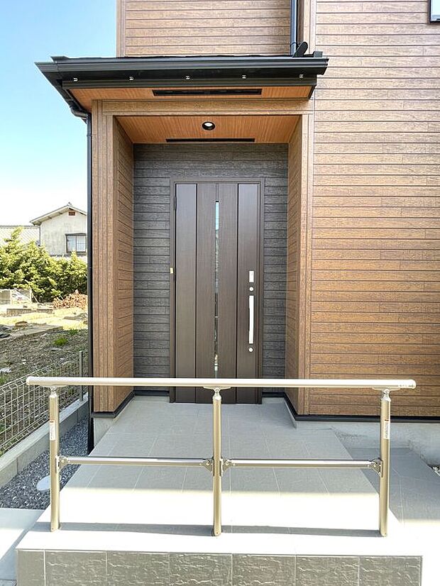 【【1号棟】玄関ポーチ】重厚感のある玄関ドア！