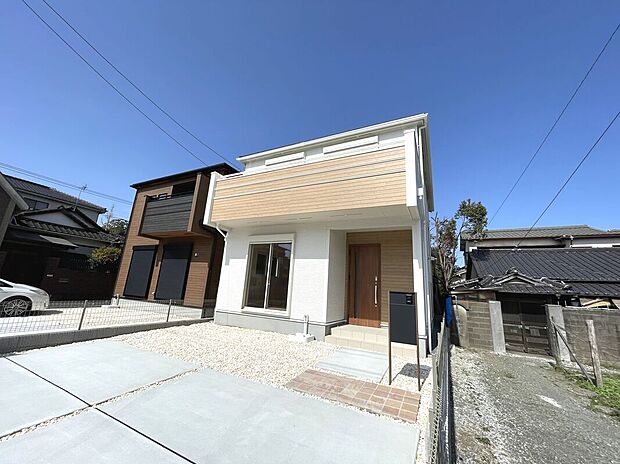 【【2号棟】外観】明るい印象のお洒落な外観！