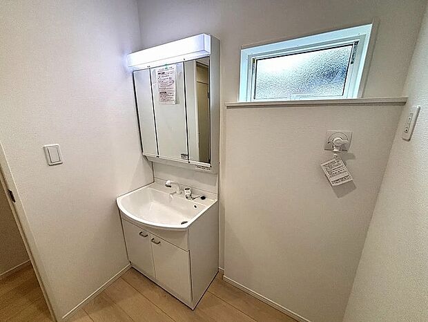 【洗面脱衣室】窓付きの明るい洗面脱衣室!