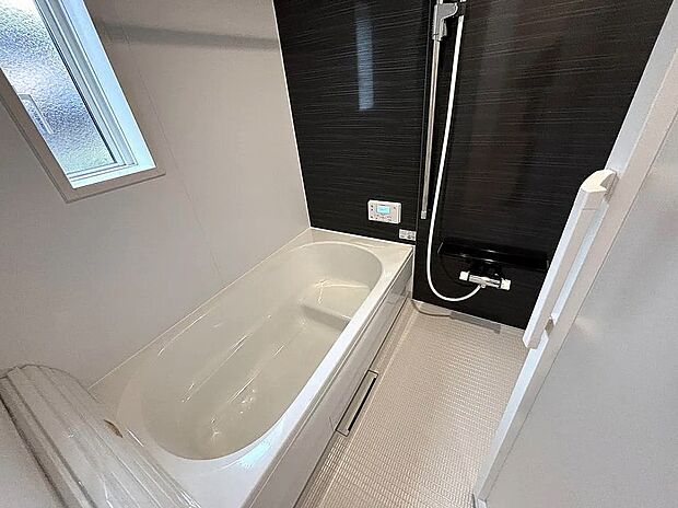 【浴室】窓+浴室乾燥暖房付きで換気も十分にできます!