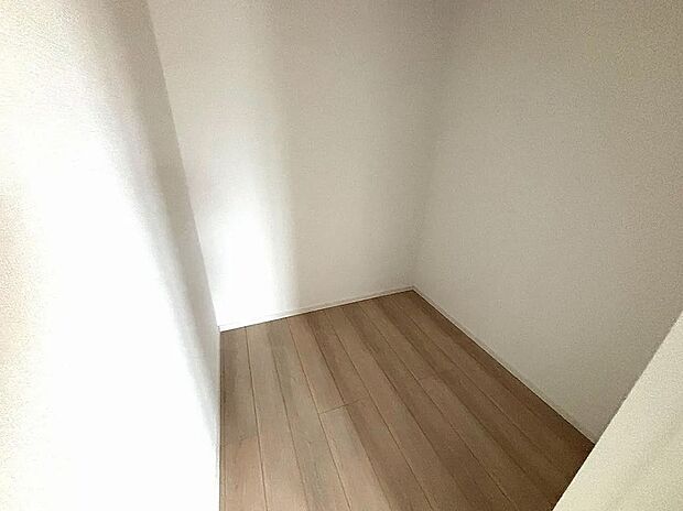 【ウォークインクローゼット】キャリーケースやゴルフバッグなど大きな物も楽々収納できます!