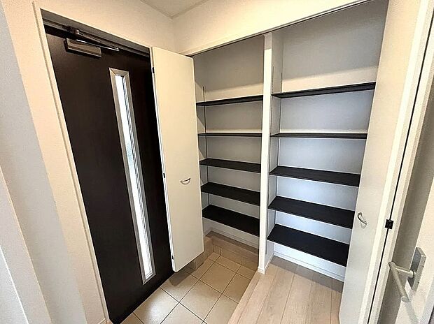 【玄関】シューズクローゼット付きで玄関すっきり!