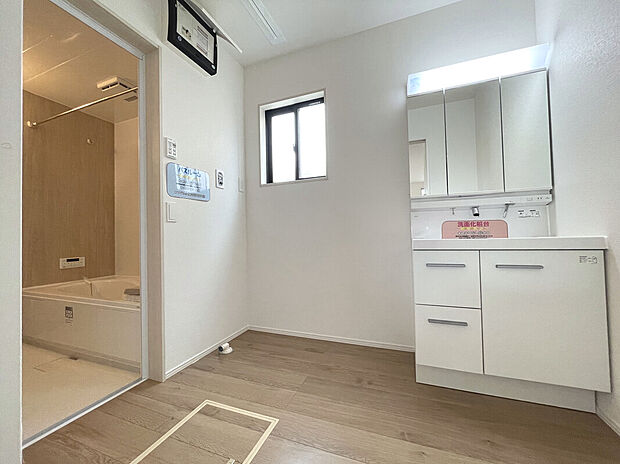 【洗面脱衣室】広々とした洗面脱衣室で朝の混雑時も安心！使い勝手の良いスタイリッシュなデザインの洗面化粧台。