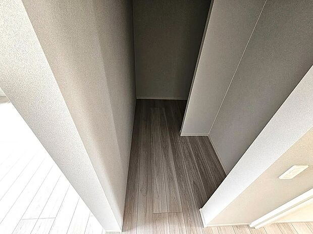 【【1号棟】ウォークインクローゼット】キャリーケースやゴルフバッグなど大きな物も楽々収納できます！