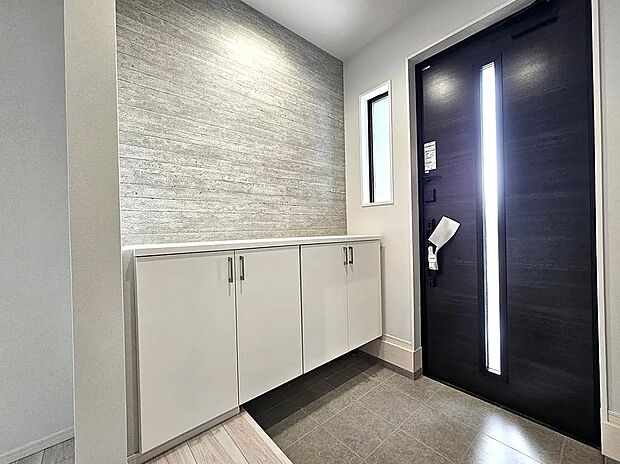 【【2号棟】玄関】シューズボックス付きで玄関すっきり！