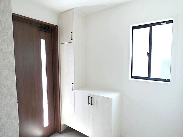 【【2号棟】玄関】シューズボックス付きで玄関すっきり！