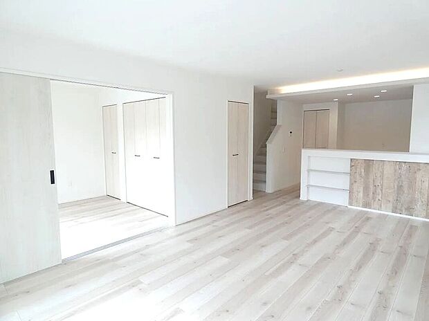 【【2号棟】リビング】LDK広々18.1帖！洋室とつなげてさらに広々24.6帖！