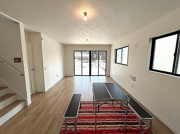 【【2号棟】リビング】LDK広々21.2帖で開放的！南東向きの明るいLDK♪