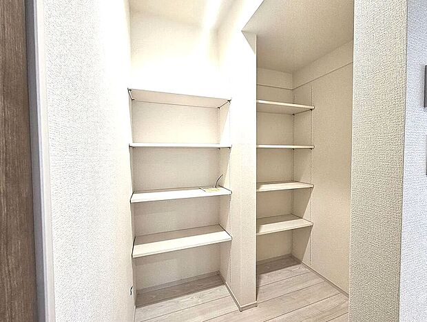 【【1号棟】パントリー】大容量のパントリー！キッチンがすっきり片付きます♪