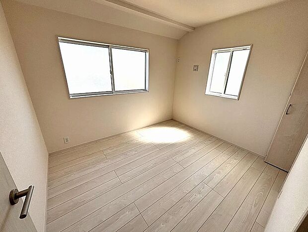 【洋室】全居室2面採光の明るい設計！