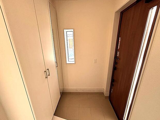 【玄関】シューズボックス付きで玄関すっきり！全身ミラーでお出かけ前の身だしなみチェックもできます♪