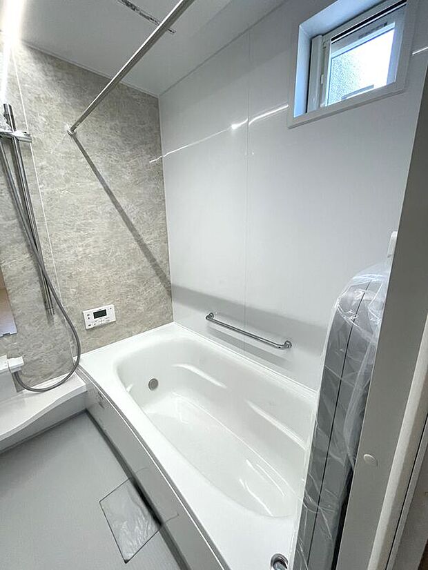 【浴室】落ち着いた雰囲気の浴室！窓+浴室乾燥暖房付きで換気も十分にできます♪