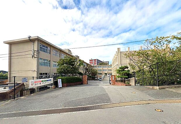 福岡市立和白丘中学校(約1,760m)