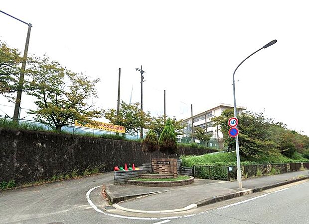 宇美町立宇美東小学校（約1,200m）