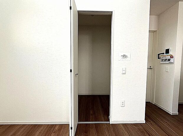 【【2号棟】ウォークインクローゼット】大きな物も楽々収納できます！