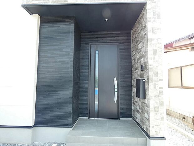 【玄関ポーチ】重厚感のある玄関ドア!