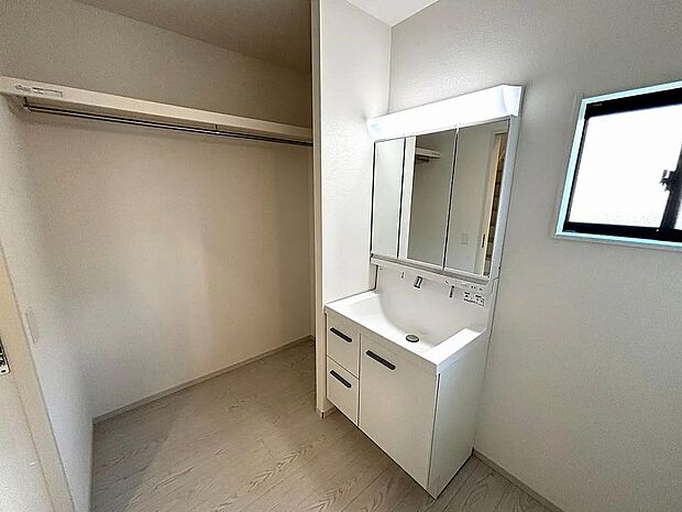 【【2号棟】洗面脱衣室】ゆったりとした洗面脱衣室で朝の混雑時も安心！便利なパイプ付き枕棚有り♪