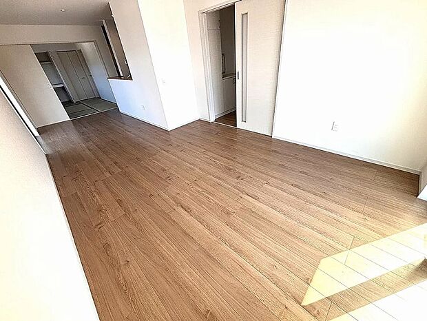 【【1号棟】リビング】LDK広々18帖！和室とつなげてさらに広々24帖♪