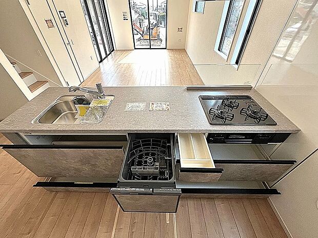 【【1号棟】キッチン】収納豊富で食洗機付きのシステムキッチン!