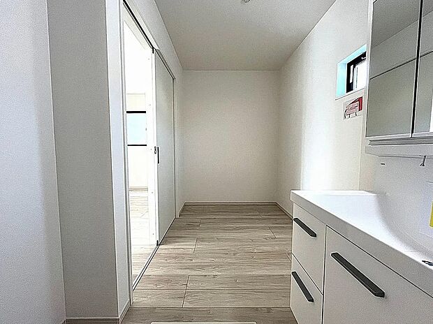 【【2号棟】洗面脱衣室】ゆったりとした洗面脱衣室で朝の混雑時も安心!