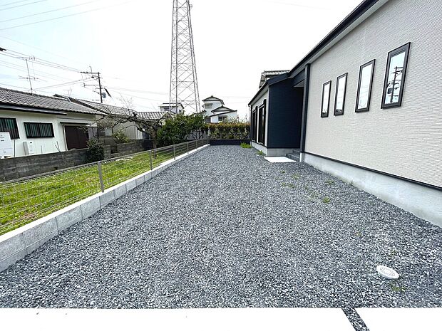 【庭】BBQをしたり、洗濯機を干したり、お子様やペットが遊んだり…色々な使い方ができる広いお庭！