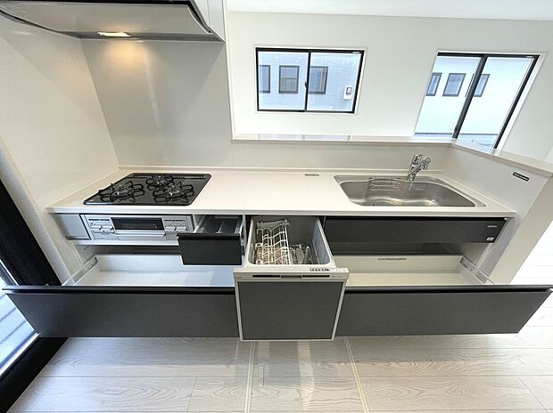 【キッチン】収納豊富なシステムキッチン！食器洗浄乾燥機付き♪