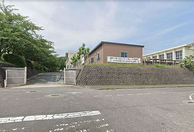 宗像市立自由ヶ丘中学校（約2,700m）