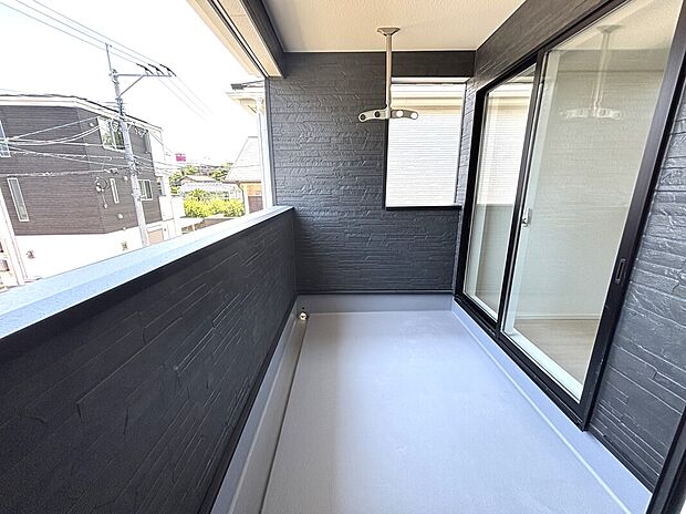 【バルコニー】使い勝手の良い屋根付きバルコニー！