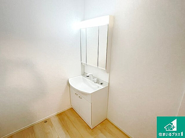 【洗面台・洗面所】白を基調とした清潔感のあるシャンプードレッサーです。フラットな鏡は掃除がしやすく毎日清潔！収納が多いのも嬉しいですね。 小窓からも光が差し込み明るいです。