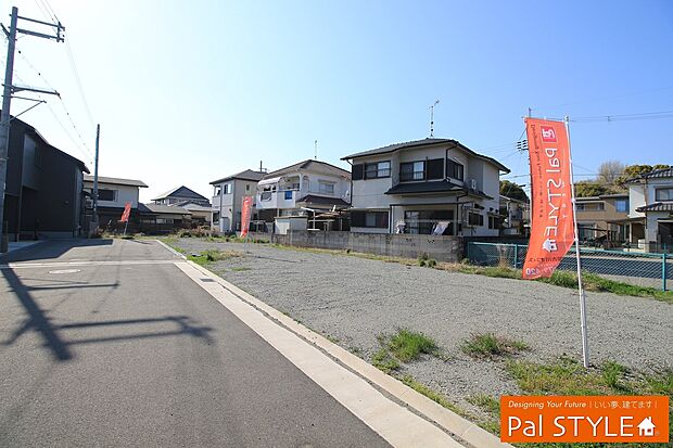 前面道路は幅員約6mの公道!車の出し入れもスムーズに行えます。