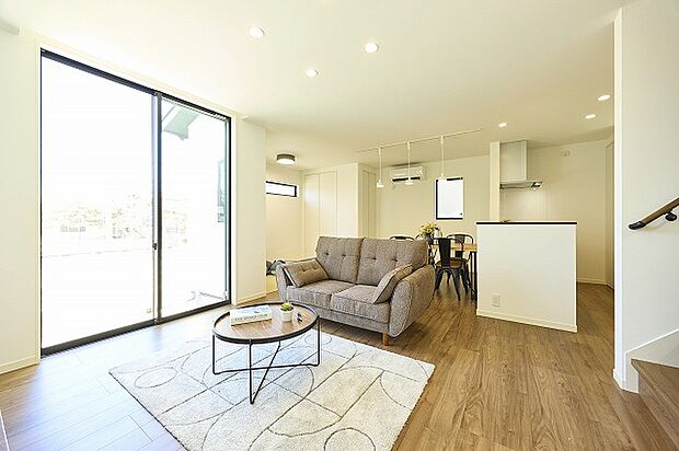 【LDK】天井まであるハイサッシ。開放感・採光性・デザイン性に優れており、ラグジュアリーな住空間を演出。